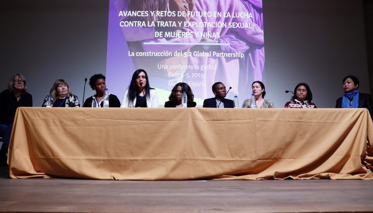 Amelia Tiganus (4i), activista de Feminicidio.net, y otras víctimas de explotación sexual de países como Filipinas, EEUU, Reino Unido, Irlanda y Sudáfrica durante su intervención hoy en el "Congreso mundial, Avances y retos de futuro en la lucha contra la trata y la explotación sexual de mujeres y niñas" que tiene lugar hoy en Madrid,/