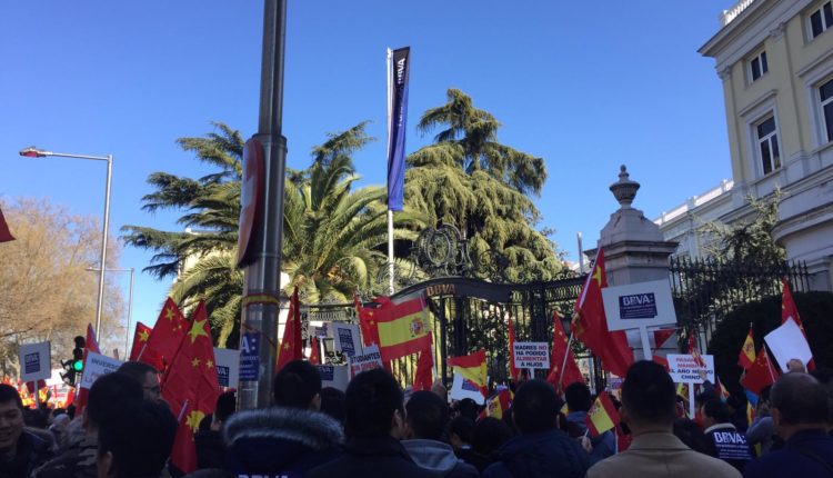 Manifestación de la comunidad china contra el BBVA. /Usera Antirrumores, Fu Yue.