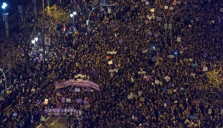 Vista general tomada desde la azotea del Círculo de Bellas Artes de la marcha feminista celebrada el 8M de 2019./ Efe