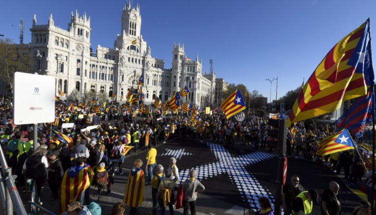 El Palacio de Cibeles, sede del Ayuntamiento de Madrid, durante la manifestación que bajo los lemas "Autodeterminación no es delito" y "Democracia es decidir"fue convocada este sábado en Madrid./ autodeterminación