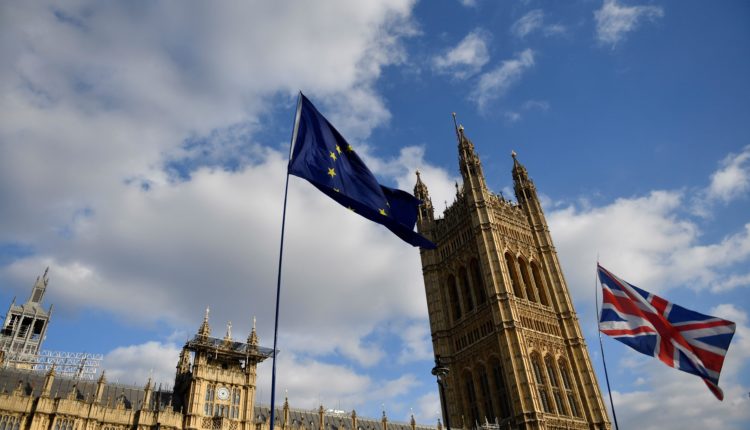 Las banderas del Reino Unido y la Unión Europea ondean a las puertas del Parlamento en Westminster durante una protesta, este miércoles, en el centro de Londres (