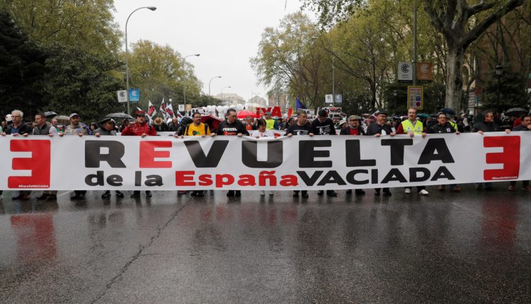 'La Revuelta de la España Vaciada' ha arrancado este domingo desde las inmediaciones de la Plaza de la Colón de Madrid con una participación multitudinaria que pretende convertir esta marcha en histórica.