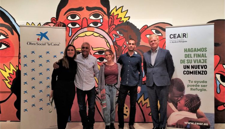 Inauguración de la exposición "40 años de refugio. El asilo en España", de Ricardo Cavolo. En la fotografía, de izq. a derecha Estrella Galán (CEAR), el refugiado iraní Hossein Azaei; los artistas ayudantes de Cavolo y Alejando Fernández, responsable Comercial de la Fundación Bancaria "La Caixa".