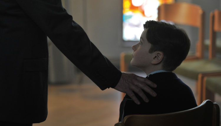 Imágenes de la película 'Gracias a dios'. / Golem