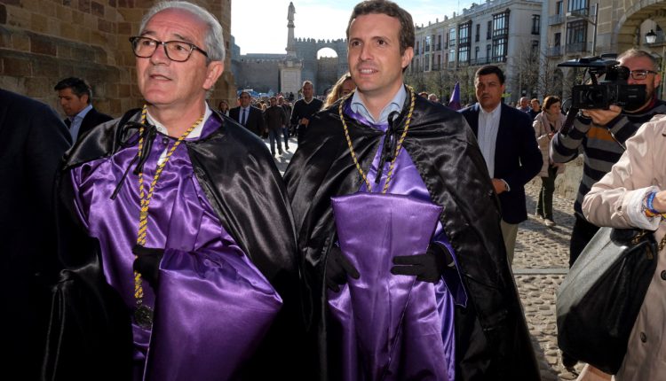 El presidente del Partido Popular, Pablo Casado (d), y el tesorero del partido, Sebasatián González (i), participan en la procesión de la Hermandad Universitaria del Santísimo Cristo de los Estudiantes y María Santísima Sede de la Sabiduría, de la Semana Santa de Ávila./ Raúl