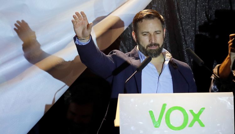 El presidente de Vox, Santiago Abascal, valora los resultados electorales en la madrileña plaza Margaret Thatcher, junto al hotel Fénix, donde celebran la noche electoral