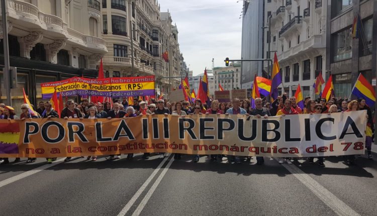 La cabeza de la manifestación Por la III República el 14 de abril de 2019.