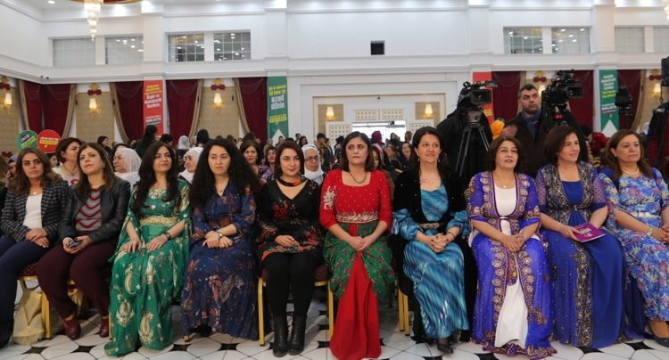 Candidatas del HDP a distintas alcaldías del Kurdistán turco, durante un acto de la pasada campaña electoral. / Firat News