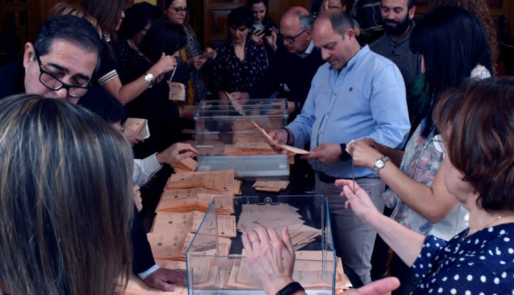 Escrutinio del voto emigrante en la Audiencia Provincial de Zamora donde el PSOE arrebató al PP, en el recuento del voto emigrante, el cuarto senador