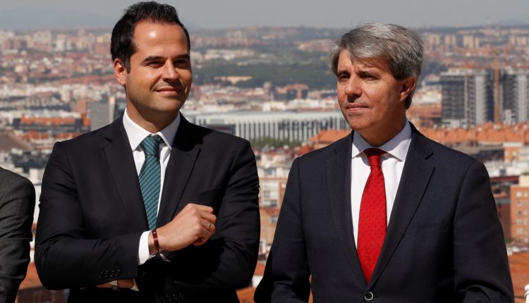Ignacio Aguado protagoniza una foto de familia junto a los miembros de su candidatura