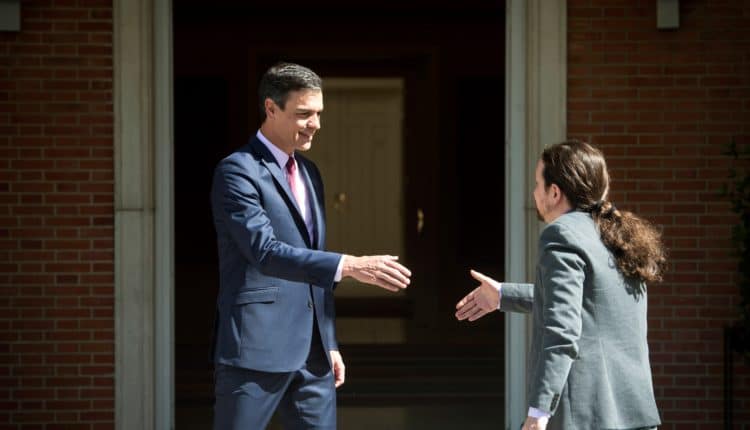 El presidente del Gobierno en funciones, Pedro Sánchez , recibe al líder de Podemos Pablo Iglesias en mayo./ Luca Piergiovanni (Efe)