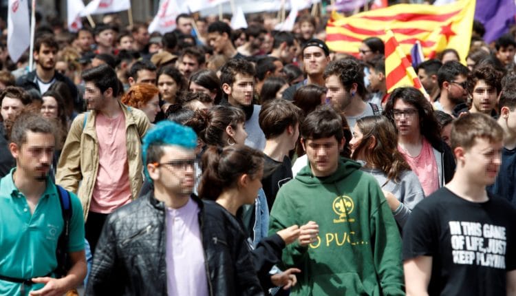 Centenares de estudiantes se manifiestan para pedir rebaja de tasas universitarias