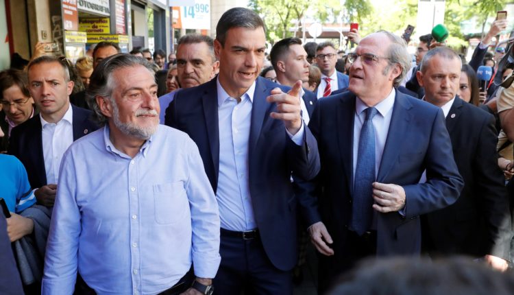 Pedro Sánchez da un paseo por Puente de Vallecas con Gabilondo y Pepu Hernández