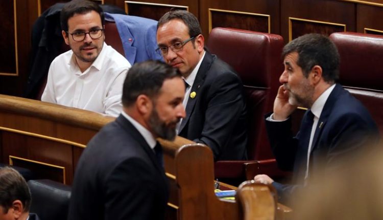 El lider de VOX, Santiago Abascal, pasa delante de Alberto Garzon (Unidas Podemos), iz., y de los diputados de JxCat en prision provisional Josep Rull,c., y Jordi Sánchez,d., en el Congreso de los Diputados