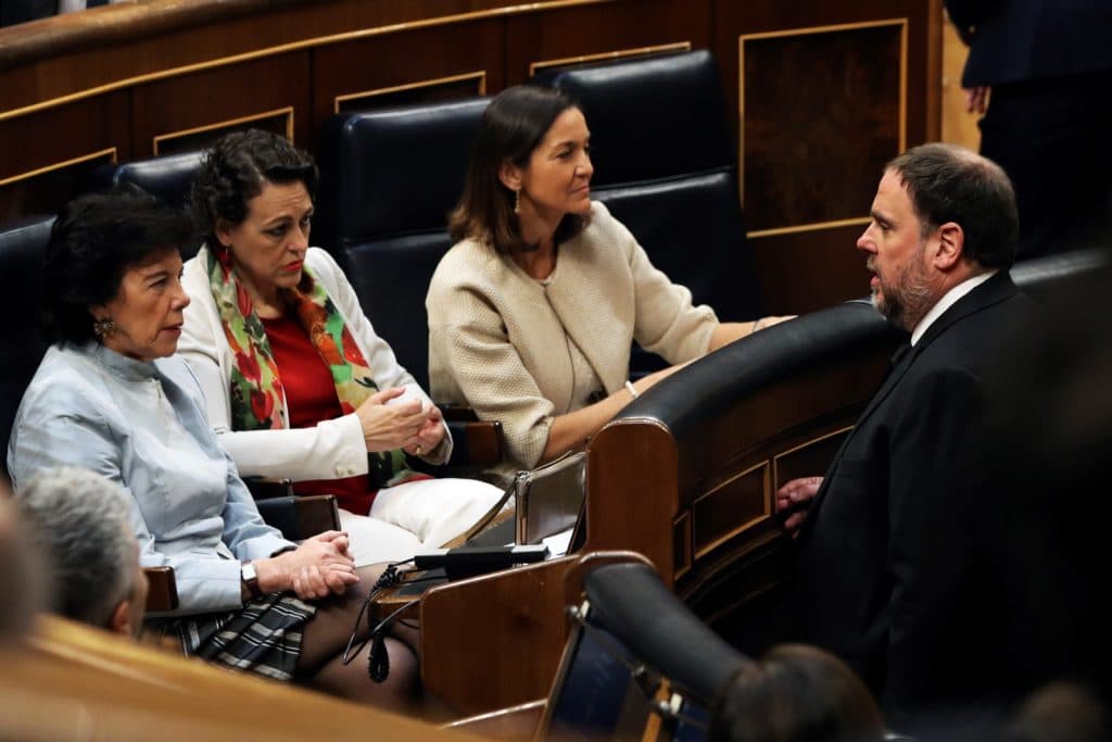Oriol Junqueras, conversa con las ministras. EFE/J.J.Guillén