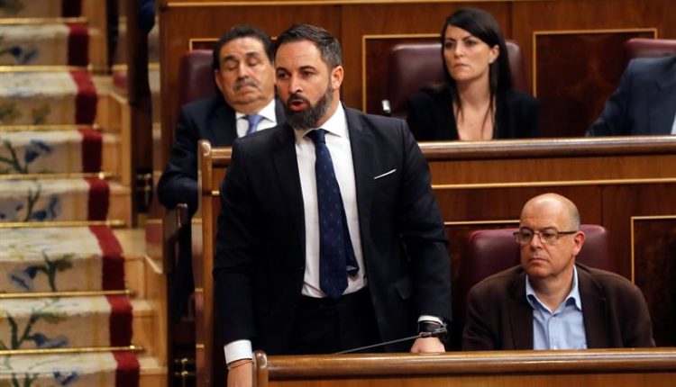 El presidente de VOX, Santiago Abascal, jura su cargo, durante la sesión constitutiva de las nuevas Cortes Generales