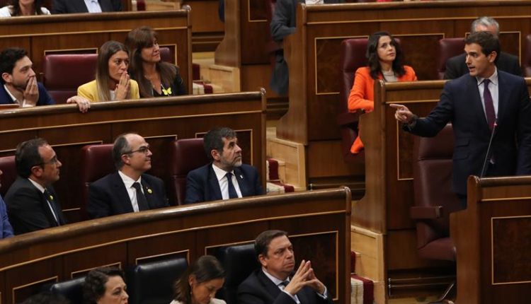 El lider de Ciudadanos, Albert Rivera,d., se dirige a los diputados de JxCat y que se encuentran en prisión prpvisional , Josep Rull, Jordi Turull, y Jordi Sánchez