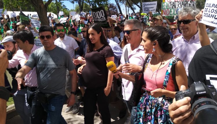 Escrache a la candidata de Ciudadanos a la Alcaldía de Madrid, Begoña Villacís, en la Pradera de San Isidro. antidesahucios