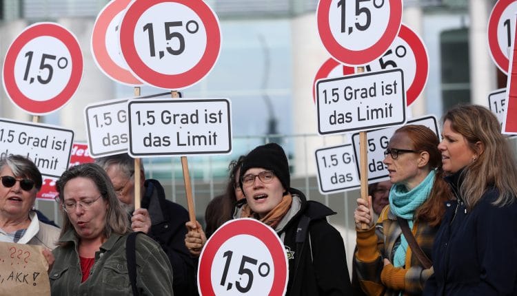 Una protesta de Greenpeace en contra de las políticas actuales contra el cambio climático en Berlín (Alemania). EFE/ Felipe Trueba