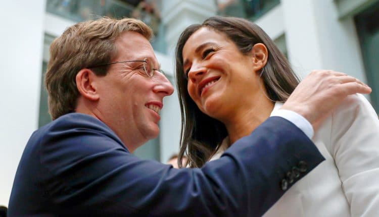El alcalde del PP José Luis Martinez Almeida, y la vicealcaldesa de Ciudadanos, Begoña Villacís, poco antes del inicio de la constitución del Ayuntamiento de Madrid, hoy en el Palacio de Cibeles. excluir a Vox primer presupuesto