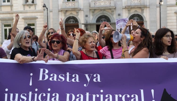 Organizaciones feministas de Madrid se concentran bajo el lema ¡Basta ya de justicia patriarcal!, este viernes frente al Tribunal Supremo. EFE/Kiko Huesca