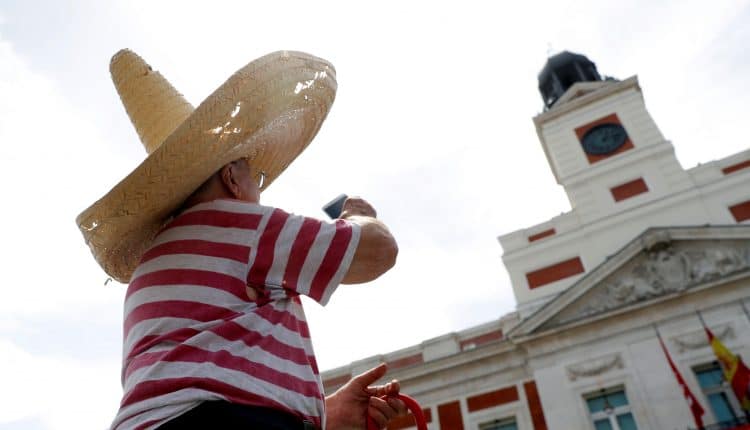 Un ciudadano, en la plaza del Sol de Madrid. /EFE
