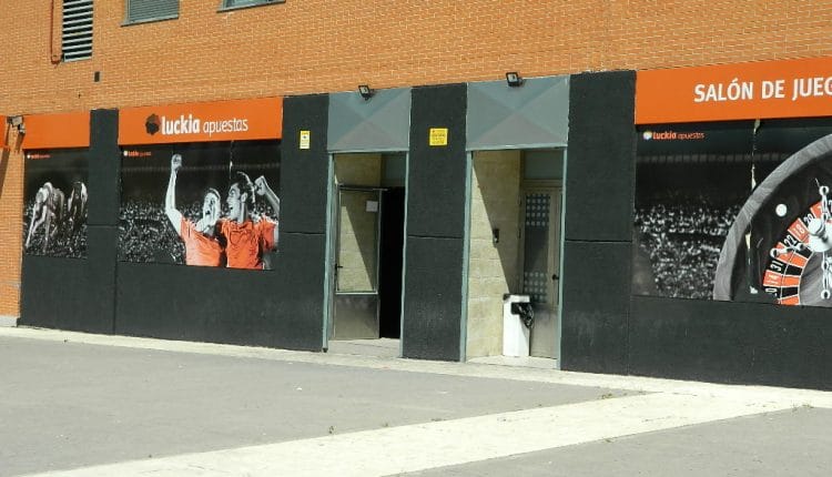 Viviendas sociales con casa de apuestas al pie de casa