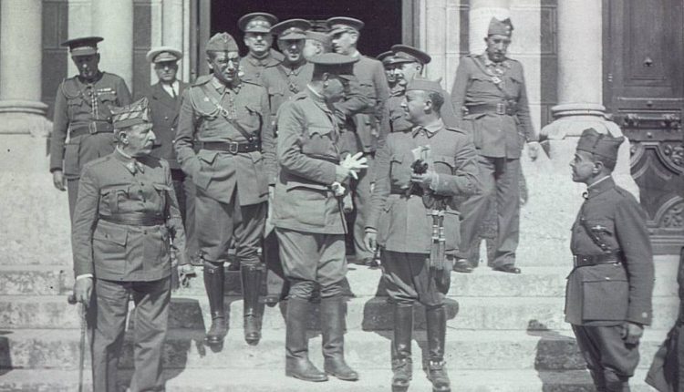Francisco Franco y otros militares sublevados en una foto de la Guerra Civil, entre 1936 y 1939./Biblioteca Virtual de Defensa franco desde 1936
