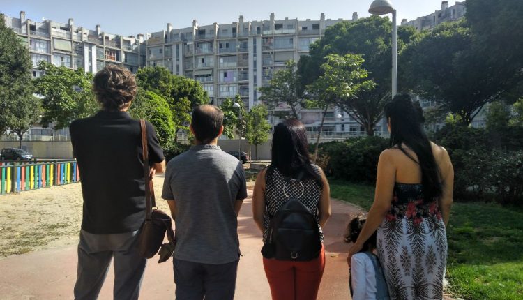 Vecinos y vecinas del PAU de Carabanchel afectados por la subida de sus alquileres posan frente a su bloque de viviendas./ M.F.S.
