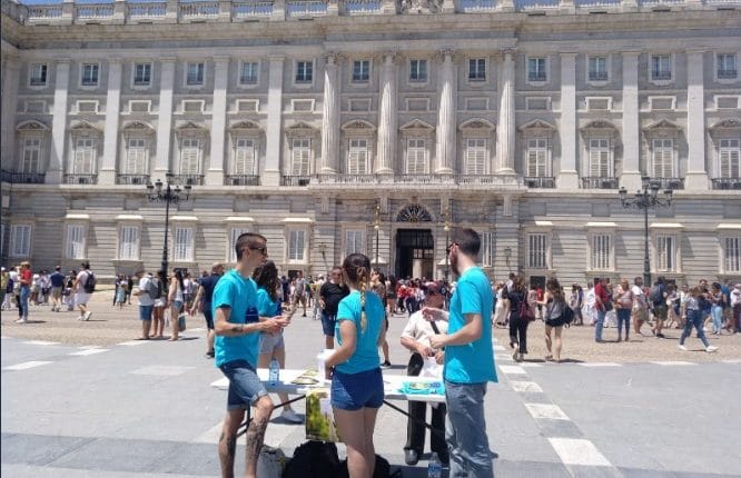 Voluntarios de la Consulta republicana frente al Palacio Real. / Twitter (@Madrid22j)