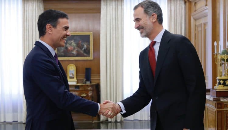 Sánchez y el rey Felipe VI se saludan antes de su encuentro en la ronda de consultas