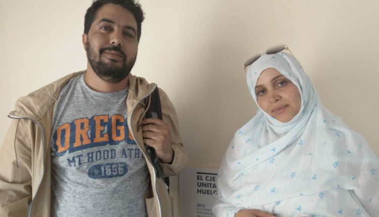 Los periodistas del Sahara Occidental Ahmed Ettanji y Nazha El Khalid en su visita a Madrid./ M.F.S.