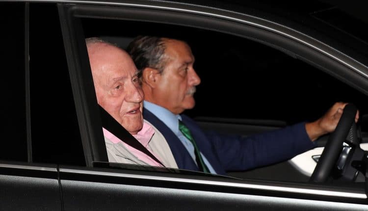 El rey Juan Carlos a su llegada este viernes a la Clínica Quirón para someterse mañana a una intervención quirúrgica cardíaca que, según ha informado la Casa Real, había sido programada en junio, tras su última revisión médica periódica anual. el rey emérito