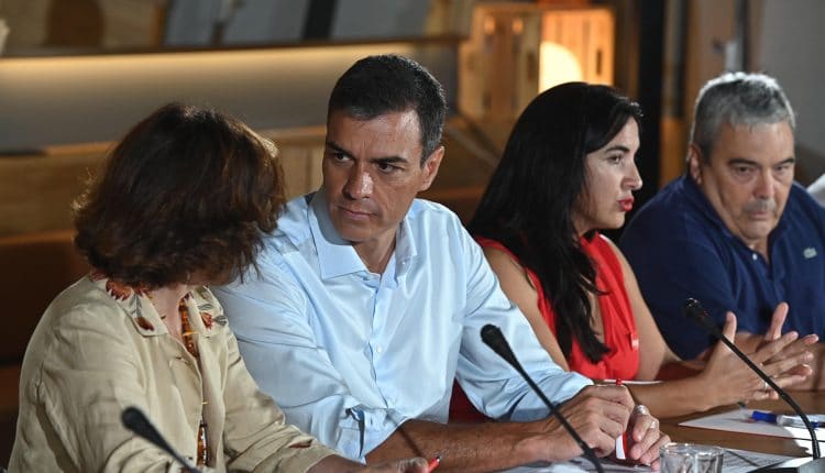 Pedro Sánchez y Carmen Calvo