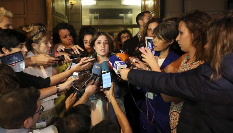 La portavoz del grupo socialista en el Congreso, Adriana Lastra, atiende a la prensa tras la primera reunión, de más de cuatro horas de duración, que los equipos negociadores del PSOE y de Unidas Podemos han celebrado desde la investidura fallida de Pedro Sánchez en el Congreso./ Kiko Huesca (Efe)