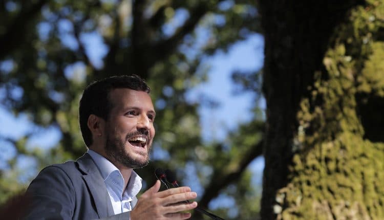 El presidente del Partido Popular, Pablo Casado, interviene en el acto político en la Carballeira de San Xusto, este domingo en la localidad de Cerdedo-Cotobade. pronostica elecciones