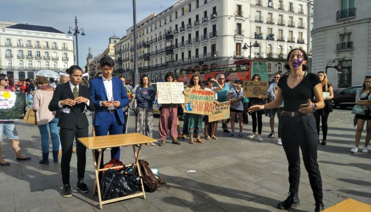 Los jóvenes de Fridays for Future representan en la Puerta del Sol un 'juicio' contra los gobiernos responsables de la crisis climática