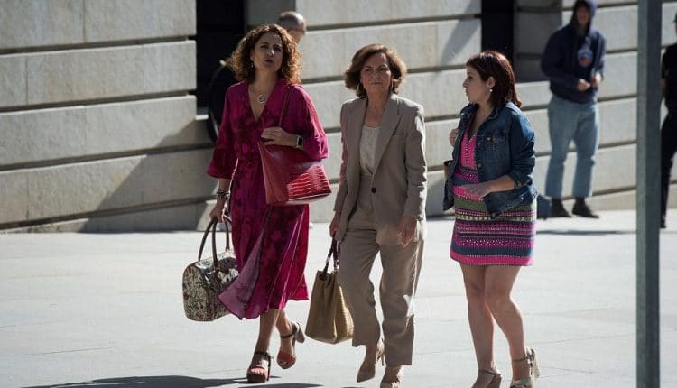 La vicepresidenta del Gobierno en funciones, Carmen Calvo (d), la número dos del PSOE, Adriana Lastra (c) y la ministra de Hacienda en funciones, María Jesús Montero (i), a su llegada hoy martes al Congreso de los Diputados para asistir a la reunión con Unidas Podemos en la tratarán de llegar a un acuerdo que lleve a la investidura de Pedro Sánchez./ Luca Piergiovanni