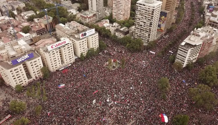 Fotografía aérea que muestra a miles de manifestantes reunidos este viernes para pedir la renuncia del presidente chileno, Sebastián Piñera, en los alrededores de la Plaza Italia de Santiago (Chile)./ Rodrigo Sáez (Efe)