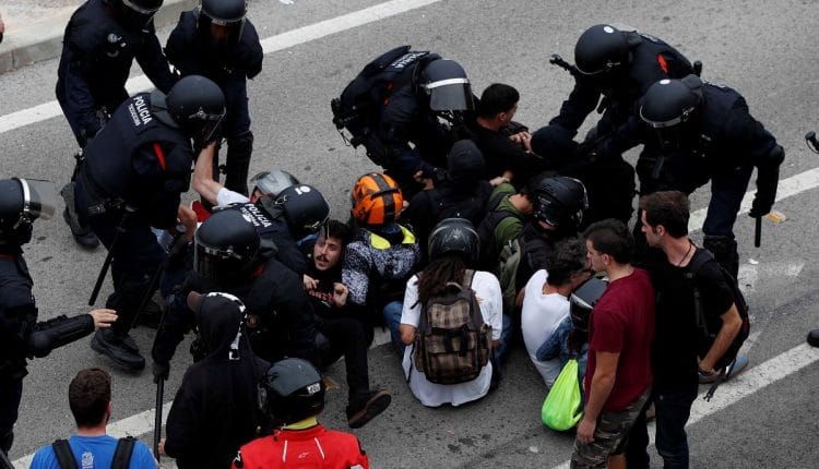 Mossos d'Esquadra desalojan a varios de los miles de personas que se agolpan ante el Aeropuerto del Prat después de que la plataforma Tsunami Democràtic haya llamado a paralizar la actividad del aeropuerto./ Alejandro García (Efe)