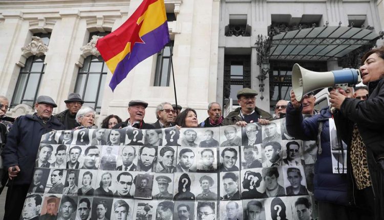 Varias personas se manifiestan en contra de la retirada por parte del Ayuntamiento de Madrid de las placas con nombres de víctimas del franquismo del Memorial del cementerio de la Almudena en Madrid este martes. / Chema Moya (Efe) Almudena