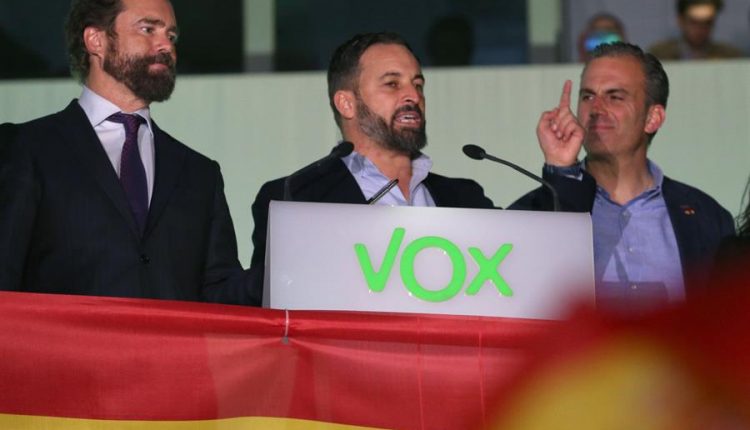 De izq. a derecha, los líderes de Vox Iván Espinosa de los Monteros, Santiago Abascal y Javier Ortega Smith, se dirigen a sus simpatizantes en el exterior de la sede del partido en Madrid durante el seguimiento de la noche electoral./ Javier Lizón (Efe) tercera fuerza
