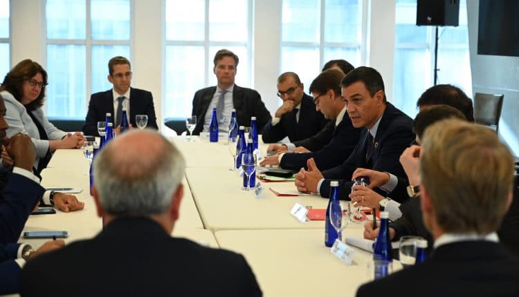 Pedro Sánchez reunido el pasado 24 de septiembre con inversores de Wall Street. El segundo por la izquierda, es Kenneth Caplan, jefe inmobiliario de Blackstone,/ Fuente: Moncloa/Puig de la Bellacasa