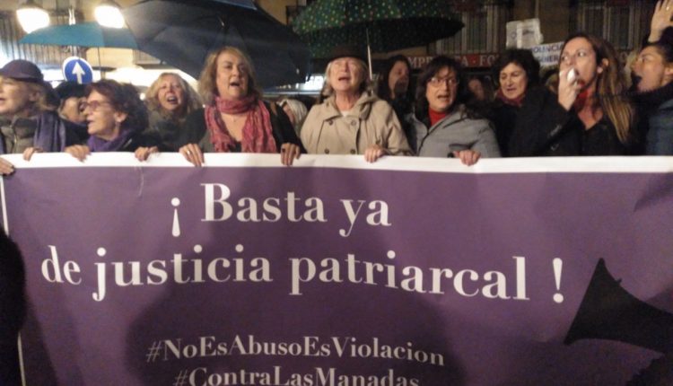 Pancarta de la concentración frente al Ministerio de Justicia de este lunes./ M.F.S.