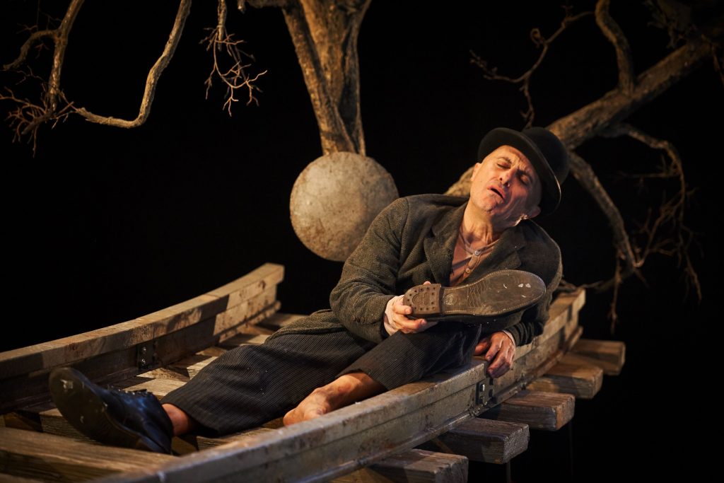 Viiyuela en el escenario en la obra 'Esperando a Godot''./ Pentación