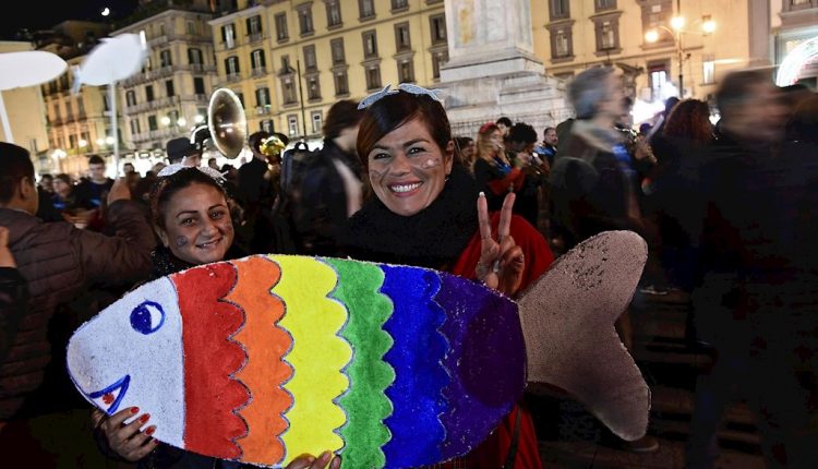 Concentración del "movimiento de las sardinas", nacido en la región de Emilia Romaña contra las políticas de la ultraderechista Liga, este sábado en Nápoles./ Efe
