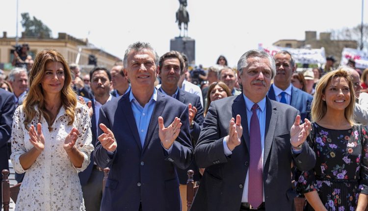 El presidente saliente de Argentina, Mauricio Macri junto con el presidente electo, Alberto Fernández /EFE