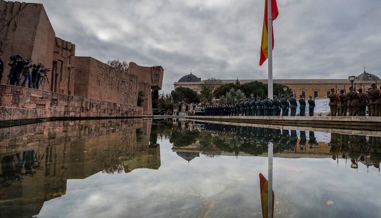 Las presidentas del Congreso y del Senado, Meritxell Batet y Pilar Llop, respectivamente, presiden el acto solemne de izado de la bandera nacional con motivo de la celebración del 41 aniversario de la Constitución. EFE/Emilio Naranjo 