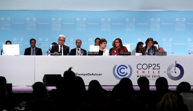 La ministra de Medio Ambiente de Chile y presidenta de la COP25, Carolina Schmidt (2d), durante su participación en el plenario de la Cumbre del Clima de Madrid (COP25) celebrado este domingo en Madrid./ Zipi (Efe)