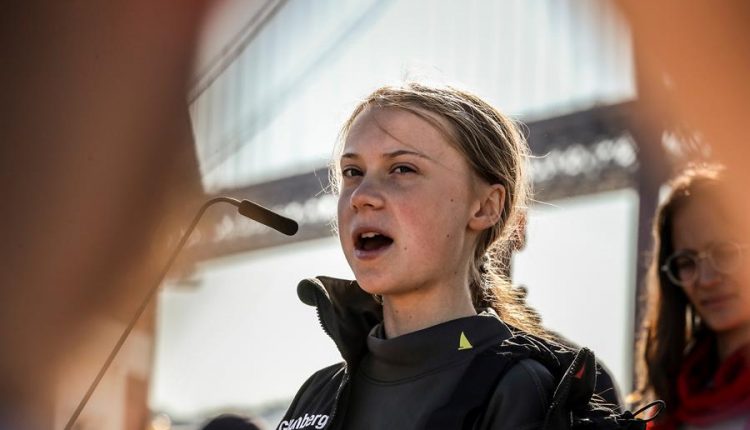 Greta Thunberg tras su llegada al muelle de Santo Amaro, este martes en Lisboa (Portugal), anuncia que descansará "unos días" antes de acudir a Madrid./ Manuel de Almeida (Efe) cumbre social